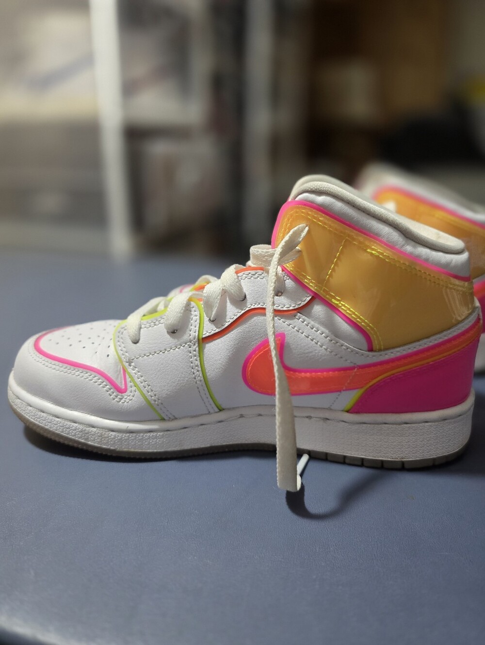 Jordan 1 Mid Edge Glow,  Kids White High-Top Sneakers Size 5.5y/7w. - Picture 5 of 8